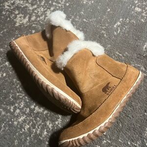 Women’s. Tan Sorel boots. Size 6 1/2